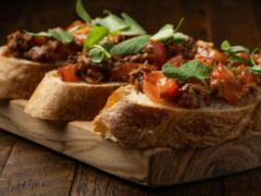 Закуска  Хит лета : самые вкусные брускетты с запеченным перцем, сыром и соусом бальзамик