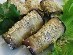 Закуска-шашлык из баклажанов, с беконом и сыром: подавайте с чесночным соусом