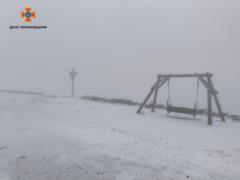 В Карпатах выпал снег: температура -2°C и туман на Поп Иване
