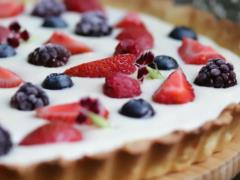 Самый вкусный клубничный пирог к чаю: делимся рецептом самого удачного теста на сметане