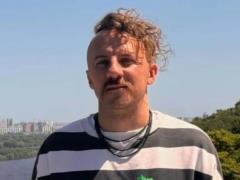 Евгений Клопотенко показал свою квартиру в центре Киева: самый большой телевизор в Украине, коллекция юбок и шоколад из мертвых 