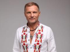 60-річний Олег Скрипка приїхав у гості до мами та замилував сюрпризом для неї