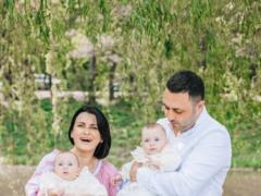 Лиза Глинская окрестила дочерей-близнецов и восхитила фото с семьей во время таинства