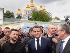Зеленский, Макрон и Стармер прогулялись по центру Киева