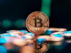 Курс биткоина превысил 105 тыс. дол. впервые с января