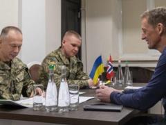 Сырский наградил главу ВC Норвегии Крестом Заслуги