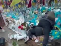 В Киеве женщина устроила погром на Аллее Героев