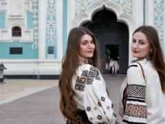 Под дождем — в вышиванках: как киевляне отмечали День национальной одежды