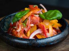 Вкусный и легкий салат из трех ингредиентов: готовится блюдо без майонеза