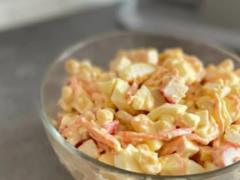 Летний крабовый салат по-новому: добавьте всего один овощ для яркого вкуса