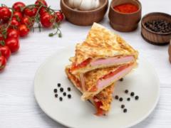 Вкуснее любого пирога: очень легкая закуска из лаваша, с куриным филе и сыром за 15 минут