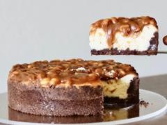 Культовый чизкейк  Сникерс  с карамелью и орехами: рассказываем, как приготовить популярный десерт