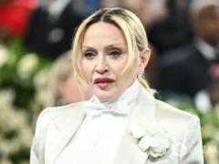 66-летняя Мадонна кардинально сменила образ и посвятила его умершей маме.