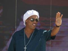 Ronaldinho - About Yamal: vig Vigra Kilka Zolotikh M’yachiv