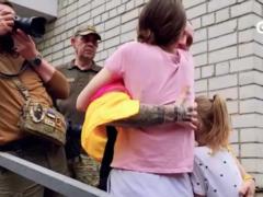  Ты выдержал!  Жена и дочь со слезами и объятиями встретили защитника Украины из плена.