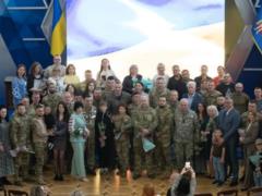 Кличко наградил военных и волонтеров ко Дню Героев Украины.