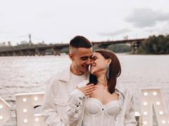 Відомий український співак освідчився обраниці після п яти років стосунків і зворушив фото