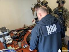 В Донецкой области правоохранитель перепродавал трофейное оружие