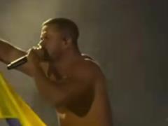 Фронтмен Imagine Dragons на концерте поднял флаг Украины: так выглядит настоящая поддержка