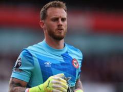 Golkipper Brentford Flekeken to cross by Baiker