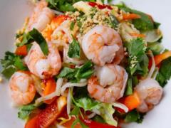 Яркий и вкусный салат с креветками, рукколой и апельсином: рецепт блюда для праздничного стола