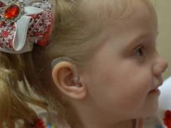  Ребенок начнет разговаривать : 3-летняя Катя из Днепра получила слуховые аппараты, обеспеченные Фондом Рината Ахметова