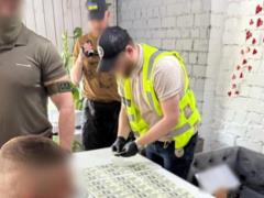 Фиктивный диагноз жене: в Киеве чиновник за деньги помог уклонисту