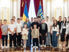  Будущее Украины : Зеленский наградил детей, которые проявили себя в сложных жизненных обстоятельствах.