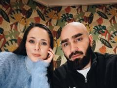 Юлія Саніна відповіла, як її чоловік виїхав за кордон і чому під час війни не повертається