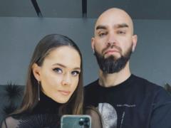 Санина ответила на обвинения в том, что её муж живёт за границей
