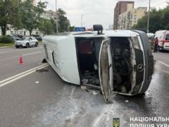 Посреди проспекта в Киеве перевернулся микроавтобус