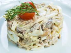 Какой вкусный салат приготовить с куриными сердечками для обеда: рецепт на скорую руку
