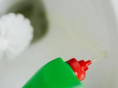 Известковый налет исчезнет с унитаза без лишних усилий: как обойтись без агрессивной химии