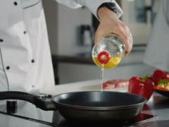 Масло во время жарки брызгает и пачкает кухню: лайфхаки, которые помогут решить проблему