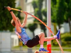 A 12-year-old Ukrainian, in a pole jump, stepped over the height of Duntoms