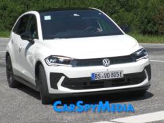 Самую дешевую модель Volkswagen показали вживую на дороге.