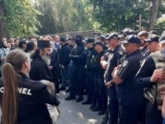 В Черновцах произошла масштабная стычка между верующими УПЦ МП и ПЦУ