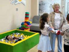 В Днепре мариупольцы получили ключи от социального жилья, обустроенного Фондом Рината Ахметова