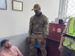 Трое аферистов чуть не украли 1500 участков земли по всей Украине: какую схему придумали