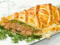 Самый бюджетный и вкусный рыбный пирог из слоеного теста, с оливкам, сыром и помидорами: простой рецепт