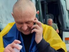 Невозможно сдержать слез: защитник вернулся домой и узнал, что станет дедушкой.