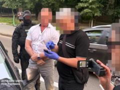 Сотрудник Службы судебной охраны  торговал  трудоустройством