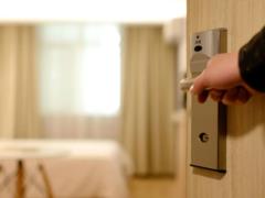 На что обращать внимание при заселении в отель: эксперт назвал  признаки опасности , которые не следует игнорировать