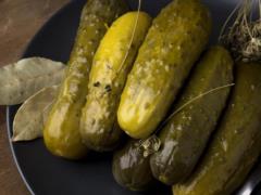 Как из бочки: хрустящие квашенные огурцы за сутки в банках