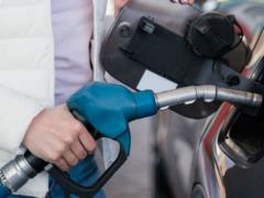 Украинские АЗС отказались от старых цен на бензин: стоимость топлива существенно переписали