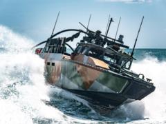 Экипаж ВМС спас группу гражданских, которых унесло в открытое море