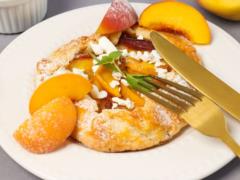 Вкуснее любого пирога: летние персиковые слойки с медом и мороженым за 15 минут