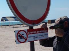 Оккупанты запретили жителям Геническа купаться на всех пляжах города: в сети раскрыли подробности.