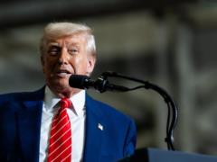  Я бы знал об этом : Трамп признался, выяснил ли он, кто приказал прекратить поставки боеприпасов для Украины.