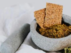 Как улучшить вкус песто без особых усилий: добавьте секретный ингредиент
